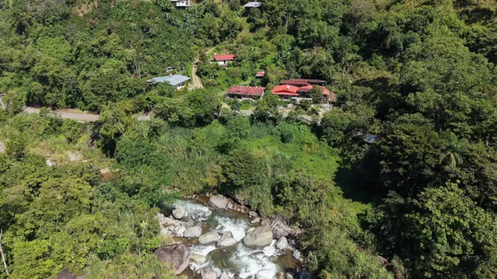 SE VENDE TERRENO IDEAL PARA PROYECTO RESIDENCIAL O REFUGIO TURISTICO FRENTE AL RIO en Rivas, Pérez Zeledón, San José — $50,000 - Foto 2 de 10
