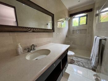 Una casa que enamora a primera vista en Valles del Sol in Pozos, Santa Ana, San José — $1,750,000 - Photo 5 of 32