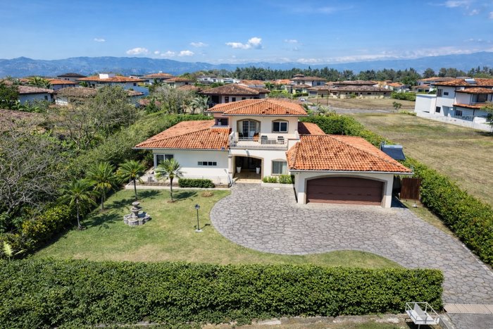 Para Alquiler Casa con piscina, ubicada en Hacienda Los Reyes. en Guácima, Alajuela — $5,500 - Foto 3 de 38