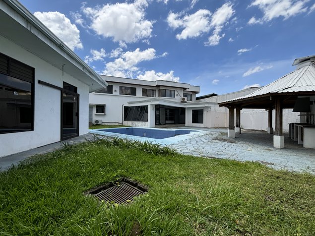 VENTA DE CASA EN SAN PEDRO USO DE SUELO MIX en San Pedro, Montes De Oca, San José — $550,000