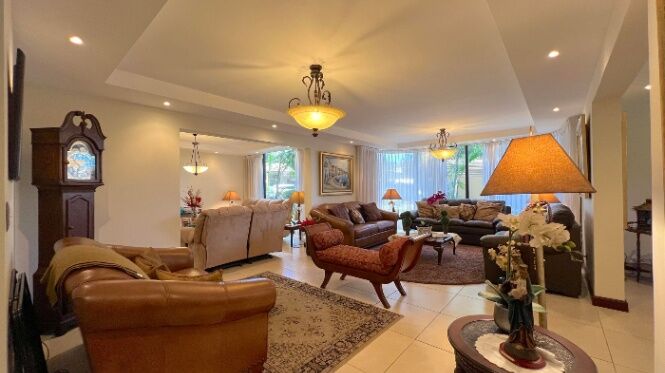 Amplio Apartamento en Venta en San Rafael, Escazú. RAH 25-934 en San Rafael, Escazú, San José — $315,000