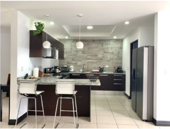 ALQUILO CASA DE 2 PLANTAS EN ESCAZÚ, SAN JOSÉ. en Escazú, San José — $1,750