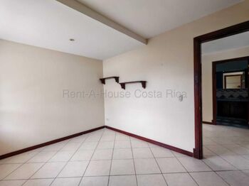 Casa en alquiler en Heredia Barva 2 niveles con jardín y excelente ubicación #26-1904 GS en Santa Lucía, Barva, Heredia — $1,300 - Foto 4 de 15