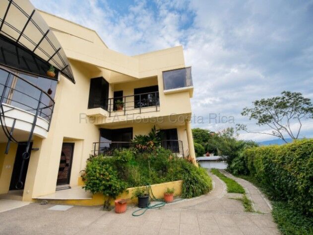 Venta casa de lujo de 3 niveles con vista panorámica y amplios jardines #27-141 GS en Escazú, San José — $550,000