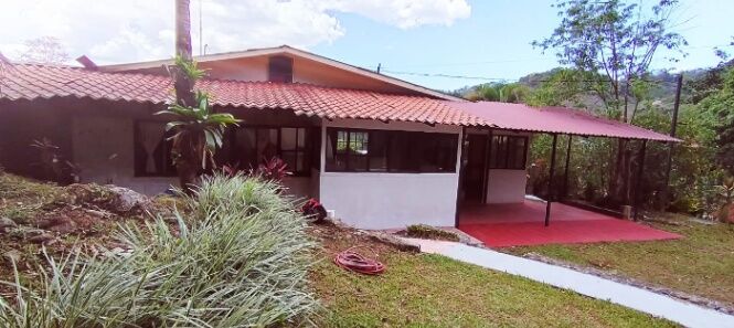 CASA GRANDE EXCLUSIVA CON AMPLIAS ZONAS VERDES in Tabarcia, Mora, San José — $195,000