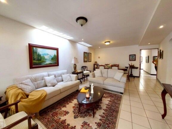 Se vende espaciosa casa con patio en Sabana Sur 23-1814 in Mata Redonda, San José — $230,000
