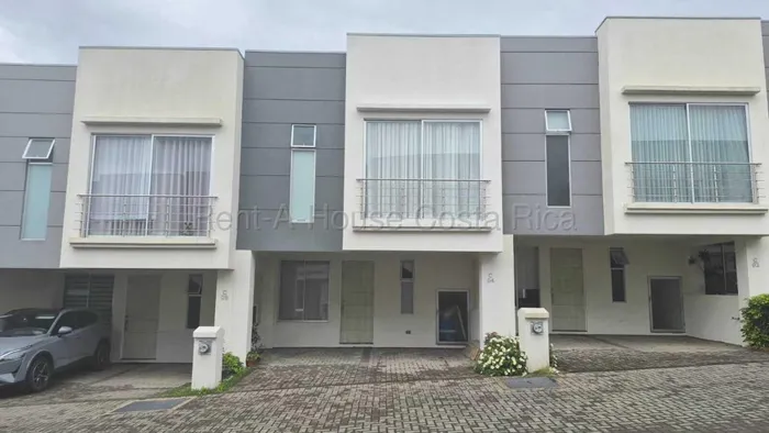Venta de Casa de Lujo en Santo Domingo-Santo Tomas. RAH 27-586 in Santo Tomás, Santo Domingo, Heredia — $240,000