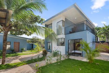 VILLA AZUL: CASA CON PISCINA Y CASITA INDEPENDIENTE CERCA DE TAMARINDO en Tamarindo, Santa Cruz, Guanacaste — $299,000 - Foto 2 de 13