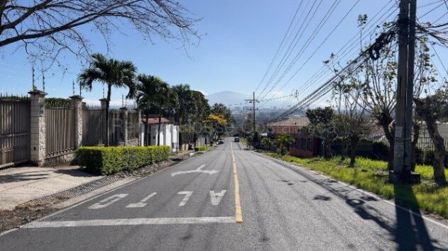 VENTA DE LOTE. USODE DE SUELO RESIDENCIAL Y PERMISO DE AGUA Y LUZ EN ESCAZÚ in San Rafael, Escazú, San José — $240,000
