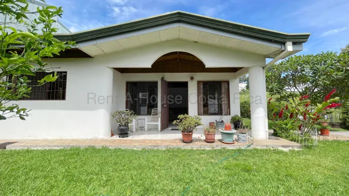 Venta casa independiente, esquinera, un nivel Escazu en San Rafael, Escazú, San José — ₡ 114 000 000