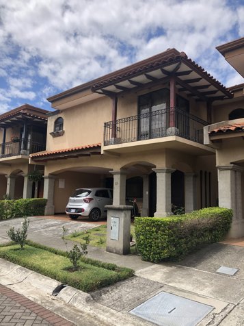 ALQUILO CASA EN CONDOMINIO SAN JOAQUIN DE FLORES en San Joaquín, Flores, Heredia — $1,800