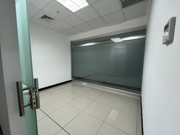 ¡Alquila tu oficina en una torre de lujo a precio accesible! in Santa Ana, San José — $850