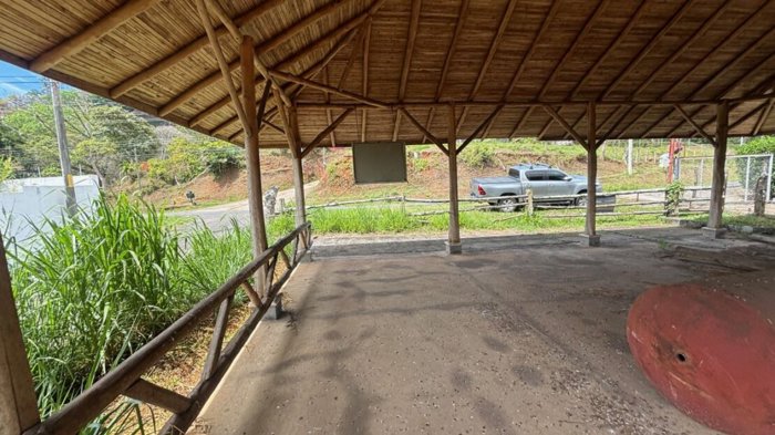 Lote residencial/comercial de dos niveles en la carretera principal 3 en Atenas, Alajuela — $145,000
