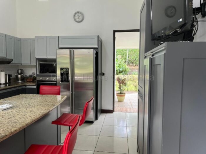 Se vende casa con uso de suelo mixto en San Pedro Barva 26-1533 en San Pedro, Barva, Heredia — $890,000