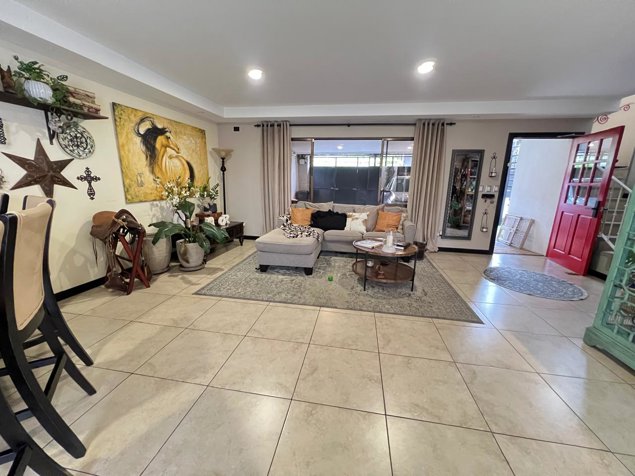 VENTA CASA INDEPENDIENTE EN SANTA ANA CENTRO en Santa Ana, San José — $430,000 - Foto 2 de 25