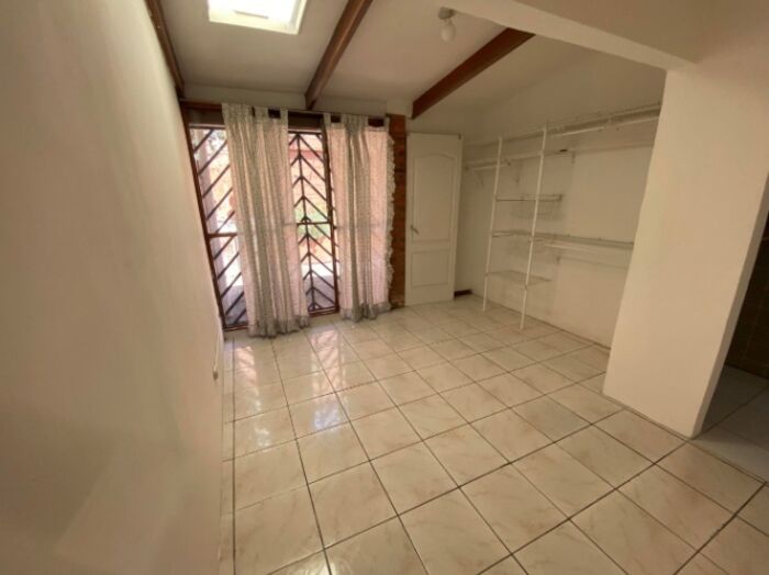 Venta casa en condominio familiar, céntrica y segura #24-1596 GS en Zapote, San José — $164,651