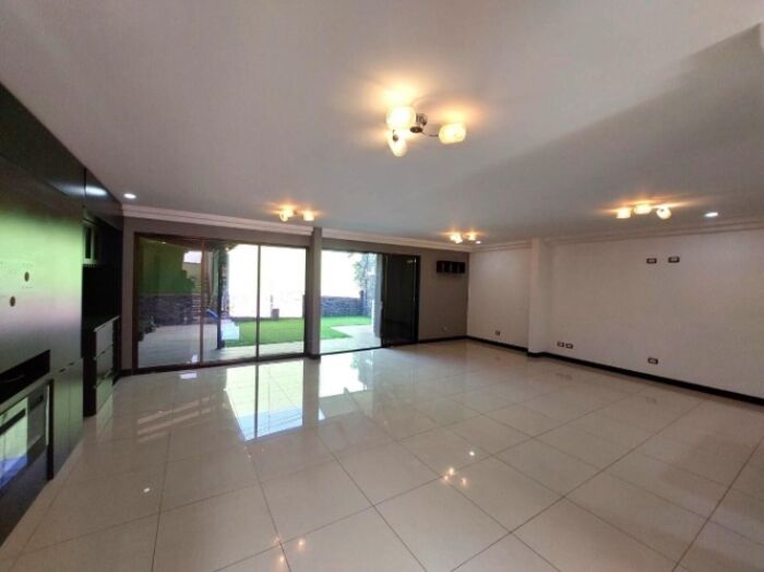 Se vende casa con patio en Ulloa Heredia 26-1305 en Ulloa, Heredia — $240,000