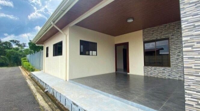 SE VENDE O ALQUILA CASA EN ATENAS, ALAJUELA.  en Santa Eulalia, Atenas, Alajuela — $1,000