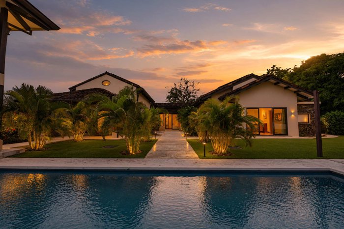 Residencia de Lujo de Cinco Habitaciones en Las Brisas en Tamarindo, Santa Cruz, Guanacaste — $1,599,000 - Foto 2 de 14