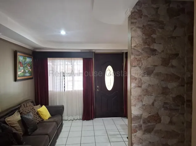Venta de Casa en San Rafael de Arriba, amplia y funcional #27-525 GS in San Rafael Arriba, Desamparados, San José — $143,500 - Photo 3 of 10