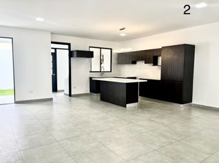 Venta de Casa de dos pisos en San Juan en San Juan, La Unión, Cartago — $240,000 - Foto 2 de 37