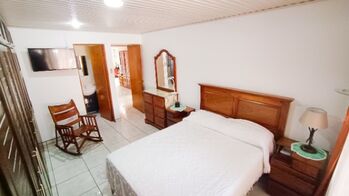 "Oasis Urbano: Casa de Lujo con Amplio Jardín y Apartamento Independiente" en Ipís, Goicoechea, San José — 159 000 000 ₡ - Foto 4 de 16