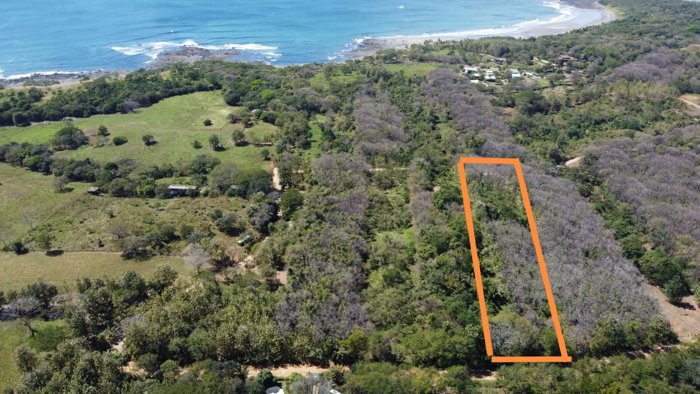 10 000 m2 residential and commercial just 500 m to Marbella Beach en Cuajiniquil, Santa Cruz, Guanacaste — $350,000