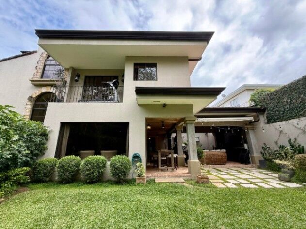 Se vende casa con patio en San Rafael Escazú 26-1338 en San Rafael, Escazú, San José — $595,000