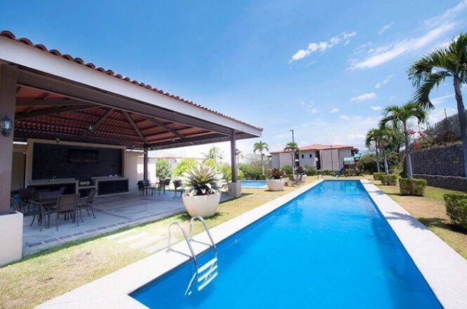 BRASIL DE SANTA ANA DE 3 HABITACIONES - LINEA BLANCA - 148m² en Brasil, Santa Ana, San José — $1,600