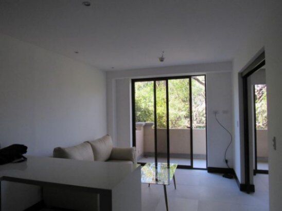 Se alquila moderno apartamento amoblado en Pozos Santa Ana 26-338 en Pozos, Santa Ana, San José — $1,000