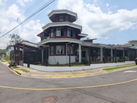 Se vende espaciosa casa con terraza en San Joaquín Heredia 24-1701 in San Joaquín, Flores, Heredia — ₡ 283 500 000
