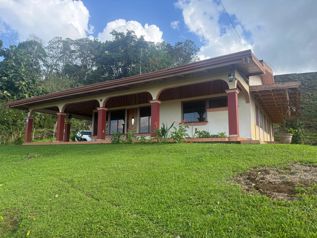 Casa con Vista 360 y clima fresco en zona Alta a 20min de La Fortuna