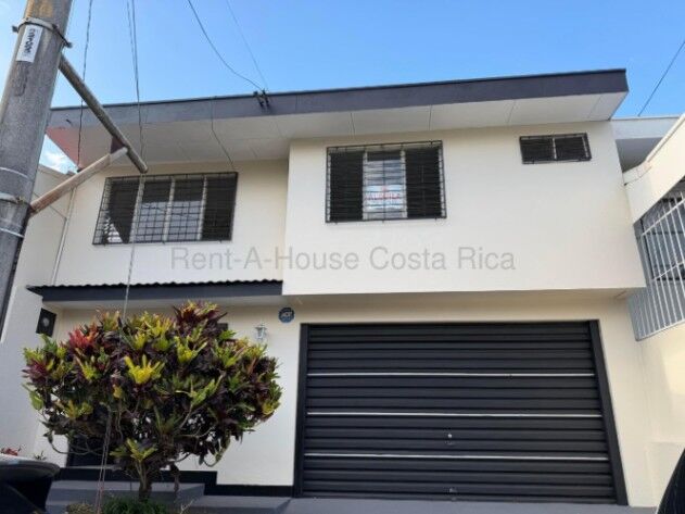 Casa de dos plantas en alquiler en Sabana Sur con patio y excelente ubicación urbana #26-1593 GS in Mata Redonda, San José — $1,500