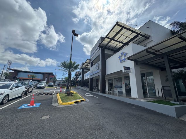 Local en alquiler en reconocida Plaza Comercial en Heredia en Heredia — $26,404 - Foto 2 de 9