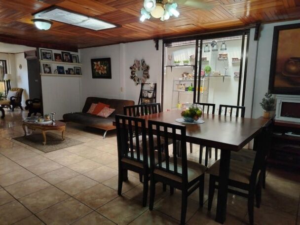 MLS-25-1920 KQ VENTA PROPIEDAD CON 5 CASAS SANTA ANA SAN JOSE CONTACTENOS AL # 88987222 en Santa Ana, San José — $2,000,000