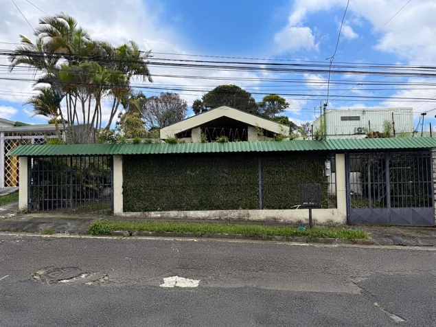Se vende amplia casa de una planta en Los Colegios, Moravia (FV) in San Vicente, Moravia, San José — $350,000