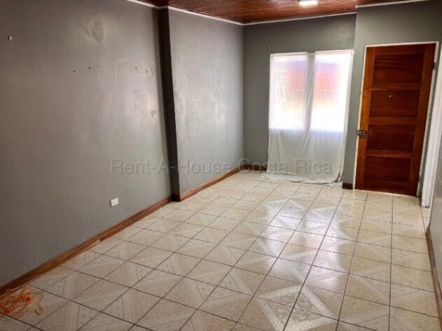 VENTA DE PROPIEDAD CON 2 APARTAMENTOS, 1 CASA Y 1 LOCAL CERCA DEL HOPITAL DE HEREDIA. in Heredia — ₡ 150 000 000