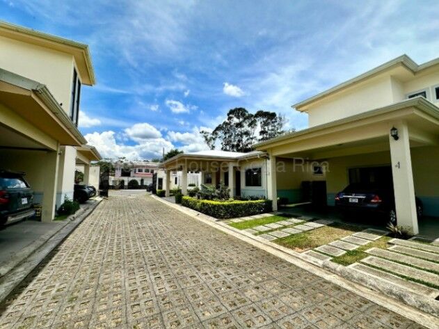 Se vende casa en Granadilla de Curridabat #26-1884 in Granadilla, Curridabat, San José — $568,000