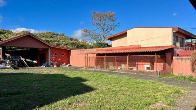 Venta de casa en Hacienda Vieja. Para Remodelacion o Desarrollo en Tirrases, Curridabat, San José — $900,000