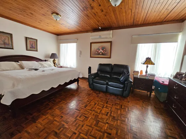 SE VENDE casa independiente en PINARES, CURRIDABAT en Curridabat, San José — $430,000