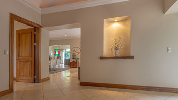 VENTA O ALQUILER  DE CASA EN CONDOMINIO BOSQUES DE LINDORA in Pozos, Santa Ana, San José — $899,000 - Photo 5 of 30