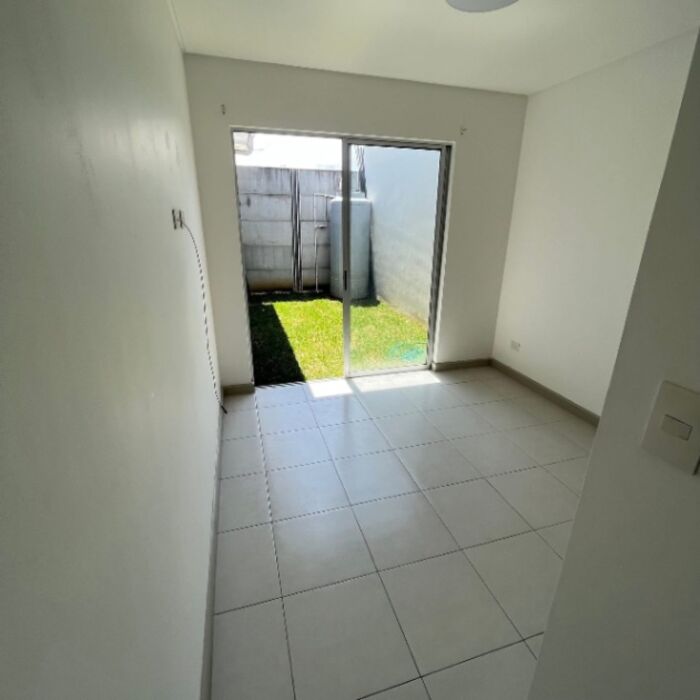 Alquiler de casa en condominio Akari en Ciruelas de Alajuela en San Antonio, Alajuela — $950