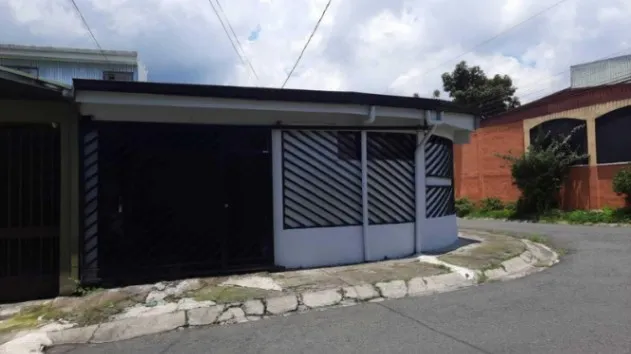 Se vende espaciosa casa con apartamento en Desamparados San José 26-42 en Desamparados, San José — ₡ 77 000 000 - Foto 2 de 22