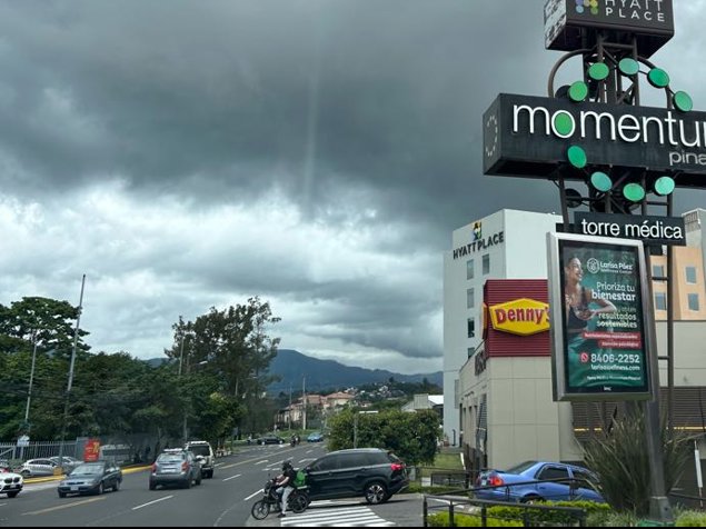 Aproveche! Lote de terreno a la par de Momentum Pinares. 1800 m2 in Curridabat, San José — $1,700,000