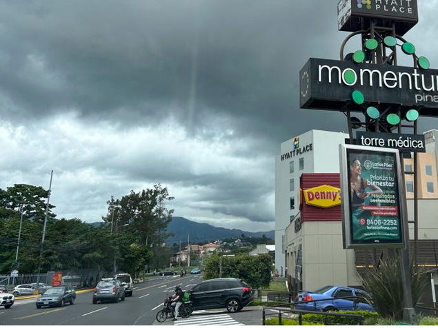 Aproveche! Lote de terreno a la par de Momentum Pinares. 1800 m2 en Curridabat, San José — $1,700,000