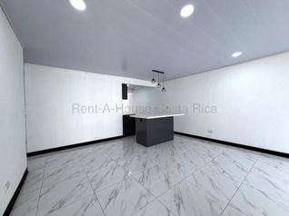 Alquiler de Casa de un Nivel Renovada en Sabanilla de Montes de Oca. RAH 27-802 en Sabanilla, Montes De Oca, San José — $1,590 - Foto 5 de 12
