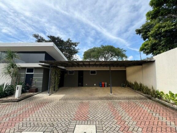 Se vende moderna casa con patio y terraza en Ciudad Colón 25-700 in Colón, Mora, San José — $405,000