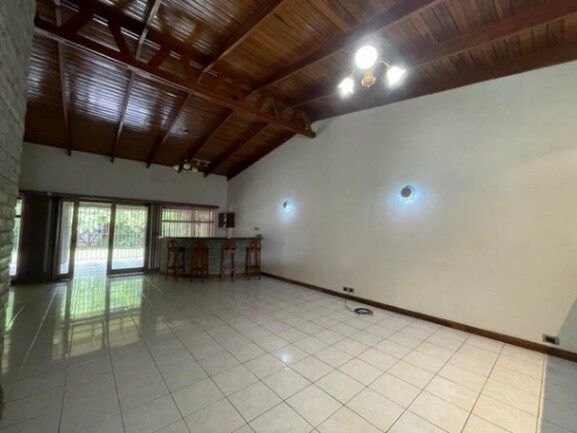 Se vende casa con patio y terraza en San Rafael Escazú 25-466 en San Rafael, Escazú, San José — $443,000