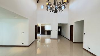 Venta casa elegante de 1 planta con gran jardín, Santo Domingo. (FE) in Santo Tomás, Santo Domingo, Heredia — $520,000 - Photo 4 of 21