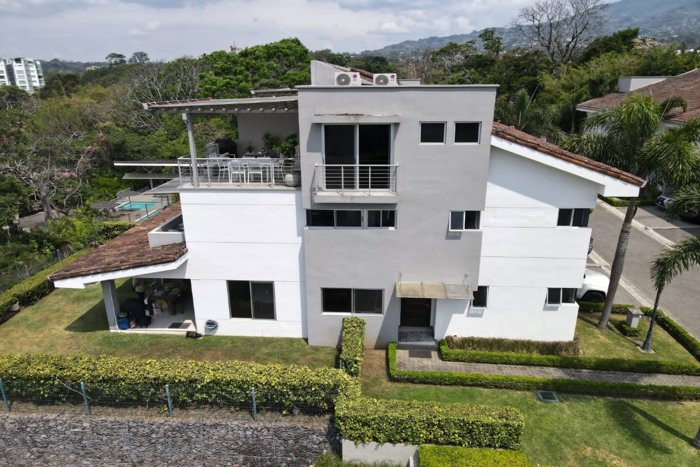 Se vende casa en condominio de lujo con vista en Escazú en San Antonio, Escazú, San José — $595,000 - Foto 3 de 33